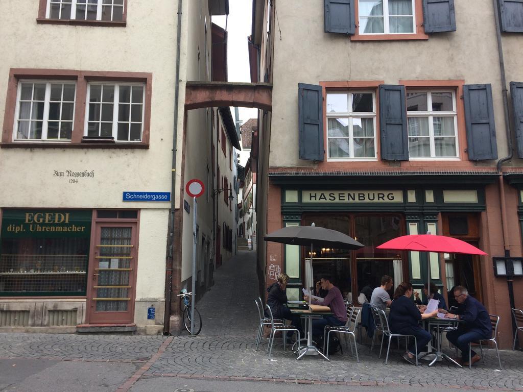 In Swiss Home - Rathaus From 1284 Historical Apartment Basel Exterior photo
